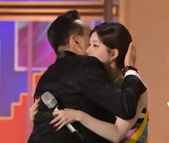 跨年夜台下更精彩:杨紫王一博欢乐下班,李现忙社交,周翊然干饭