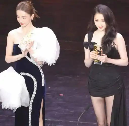 金晨和关晓彤合影都穿小黑裙,一个露肩好优雅,一个露腿好性感_气质