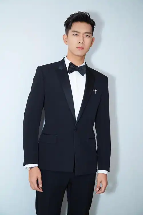 李现穿西服正装帅气亮相北京电影节