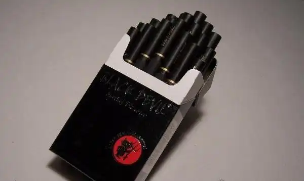 外包装为黑色,烟盒上的红色圆圈内是个小恶魔的标志.