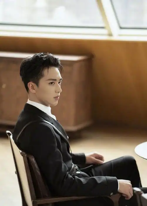 组团:许魏洲身着黑色骑士套装出席活动,军装风饰带点缀帅气十足