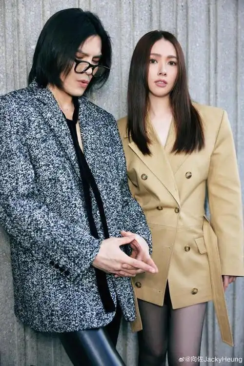 向佐穿12厘米恨天高与老婆同框郭碧婷黑丝造型女王范十足