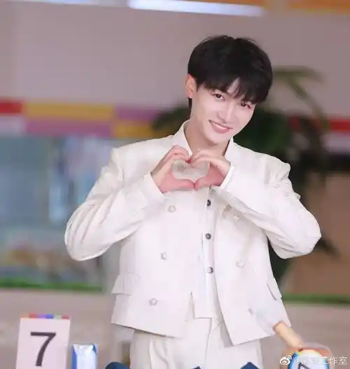 暴雨互助救援:周深暖心捐物资援助河北,物资到位才被当地居民发现