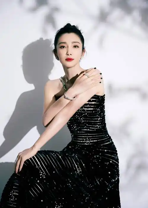 李冰冰身穿一袭黑色缀钻古董礼裙拍大片,珠光宝气优雅高贵_照片_写真