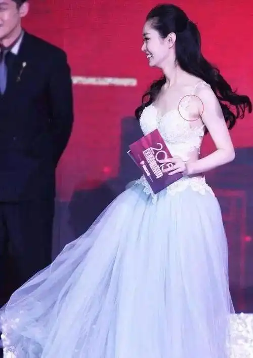 宋轶身材这么好穿上吊带裙后还是暴露了自己的副乳