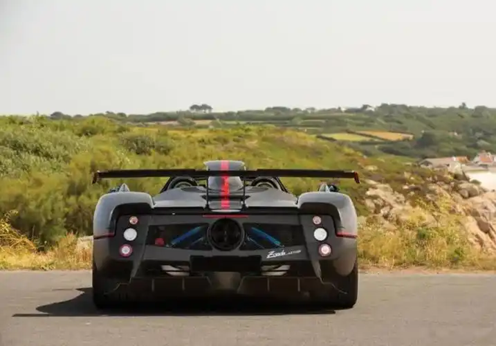 讨论超跑"颜王",帕加尼zonda是个绝对避不开的车型,这款中置引擎跑车