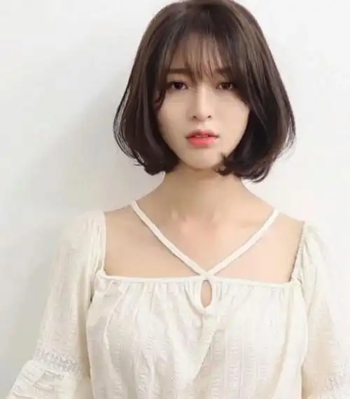 发量多脸又小适合的发型(适合发量生的六款发型)(1)