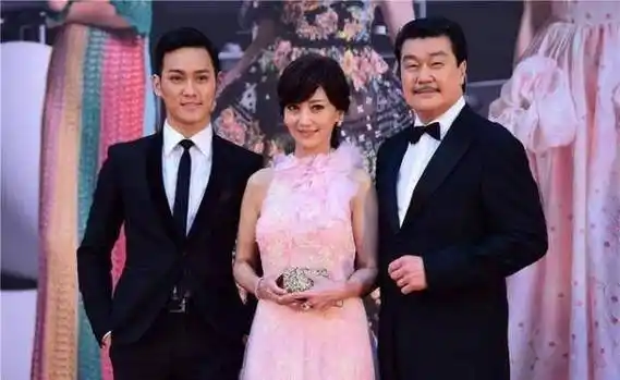 原创赵雅芝带丈夫儿子出镜一家三口看着挺幸福儿子原来这么帅气