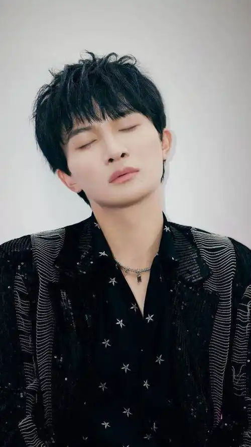 歌手周深,空灵的歌喉,最爱他唱的歌曲《大鱼》