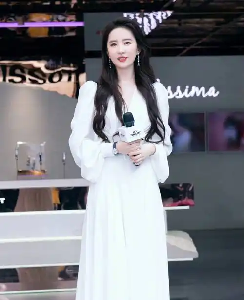 刘亦菲一袭白色礼服裙,连背影都透着仙气范,掌握这三点你也行  67