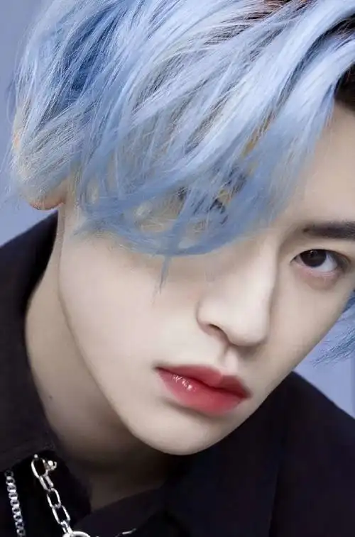 小鬼王琳凯粉黑发色