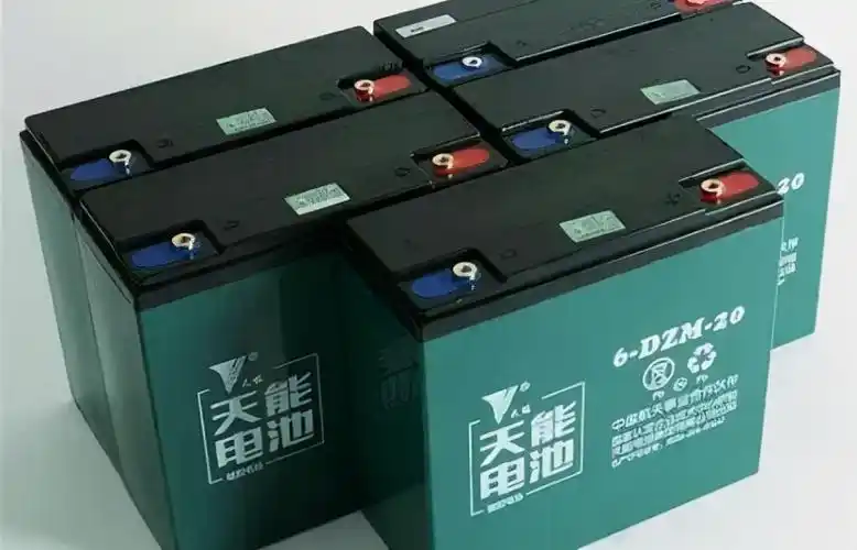 经过初次出场的电动车新品电池在接线口等都是光洁发亮,不会有使用过