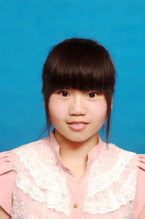 请帮我把这张照片的背景改成红色,自然一点,证件照,谢谢