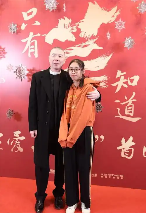 青春期的徐朵,也已然长成了一个落落大方的少女,身高也只跟徐小刚差半