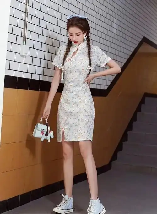 穿旗袍的麻花辫小姐姐