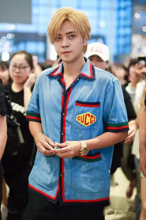 罗志祥穿蓝色衬衣配黑色长裤现身潮范帅气行走间大佬范十足