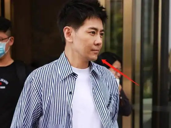 林志颖近照曝光!脸歪嘴斜腿瘦如麻杆,整容痕迹明显,老到不敢认