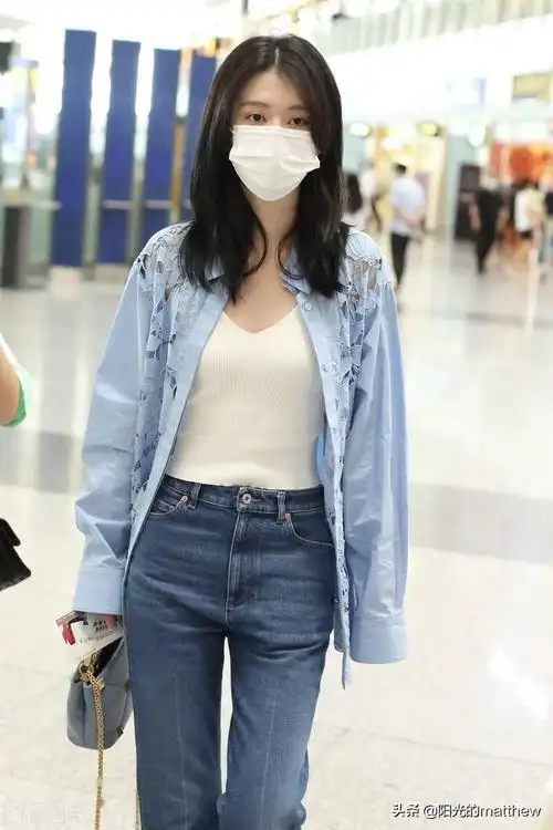 2021年8月12日,北京,乔欣机场街拍.