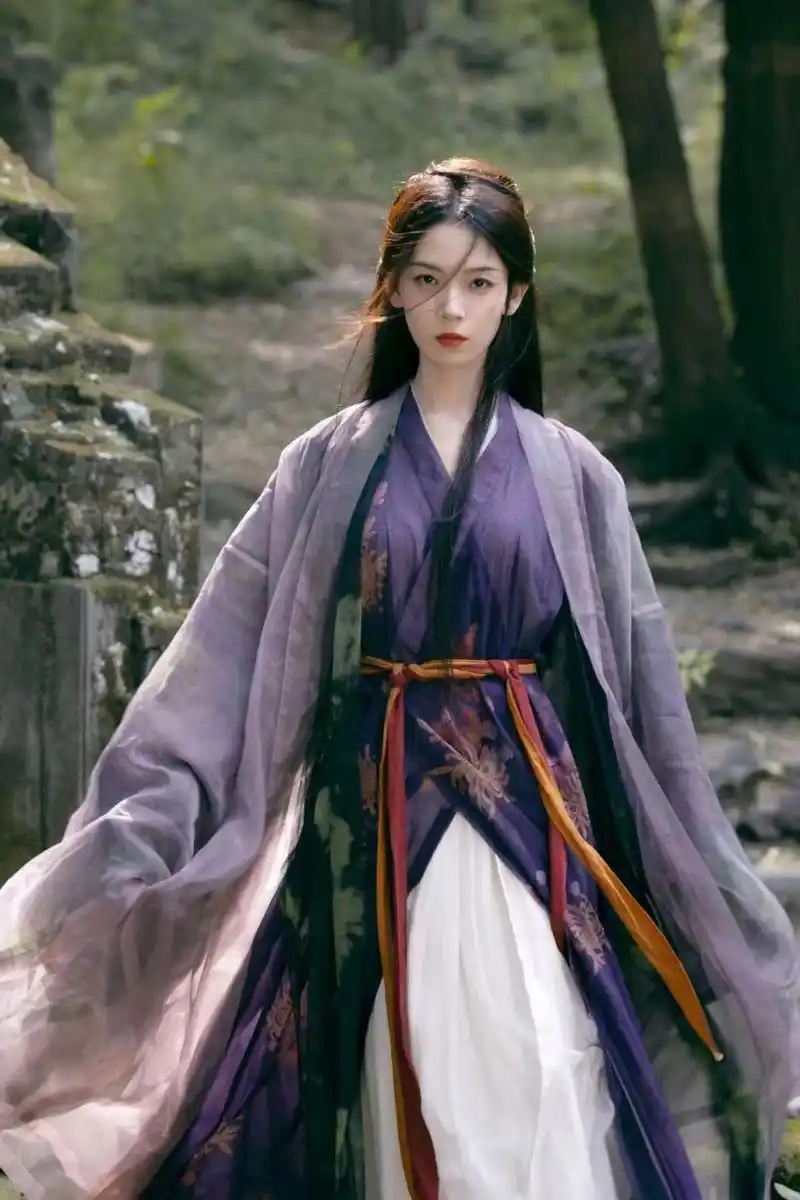 陈瑶#  紫衣侠女古风,侠女闯江湖,英姿飒爽.