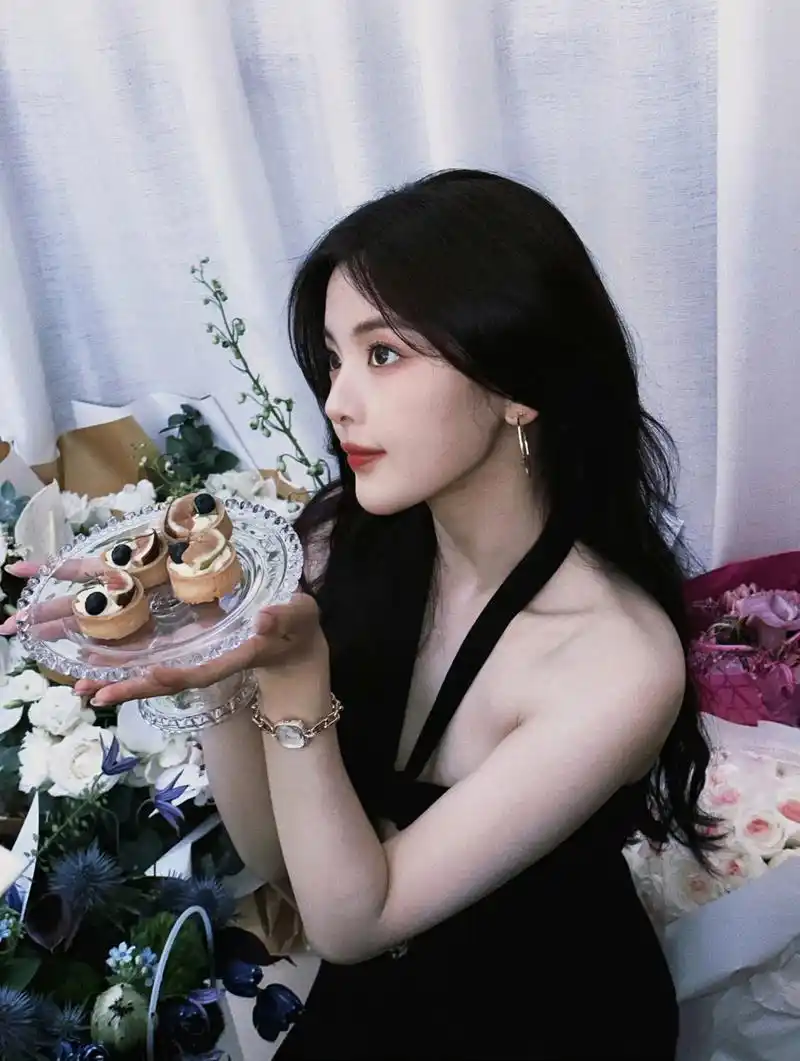 杨超越,黑色挂脖吊带裙,镂空设计,性感十足!