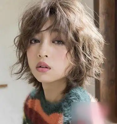 短头的烫发发型图片 最流行(这些发型都是极美的呢!