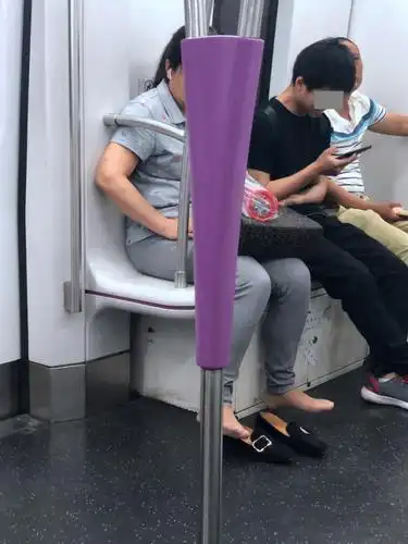 15号线,望京西到安立路,女士脱了鞋晾着双脚.