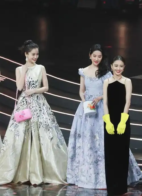 刘亦菲和杨颖同框,终于懂了溜肩的美,同穿礼服却相差太多