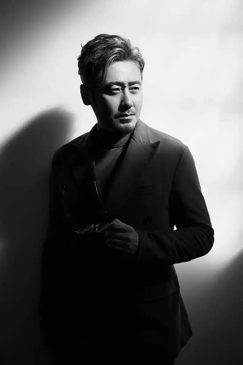 吴秀波米兰时装周帅气逼人,陈昱霖镂空装现身米兰时间刚刚好