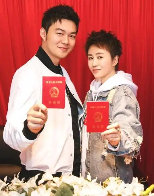 马丽小11岁老公帅照曝光 两人为同事日久生情