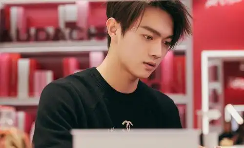 网曝许凯"丑图",粉丝火速怒怼恶评,本尊暖心安慰自黑逗人乐