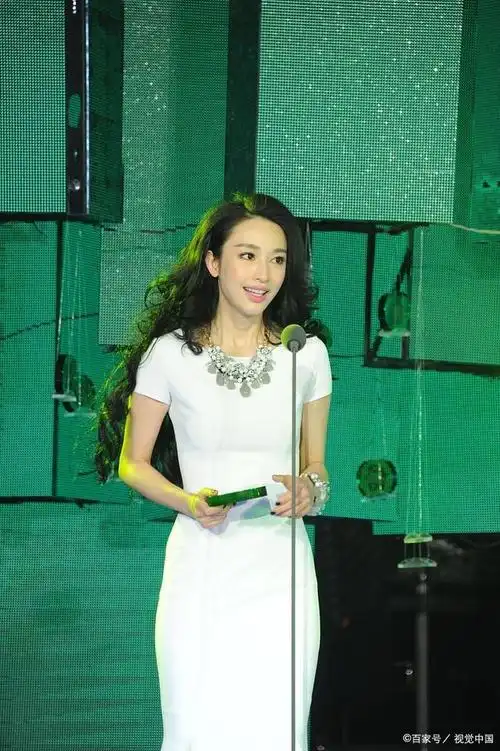 成为中央电视台的主持人,既要有出众的外貌,也要有过硬的实力.