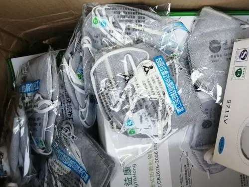 抗疫故事最有爱的警嫂爱他就送他一箱口罩