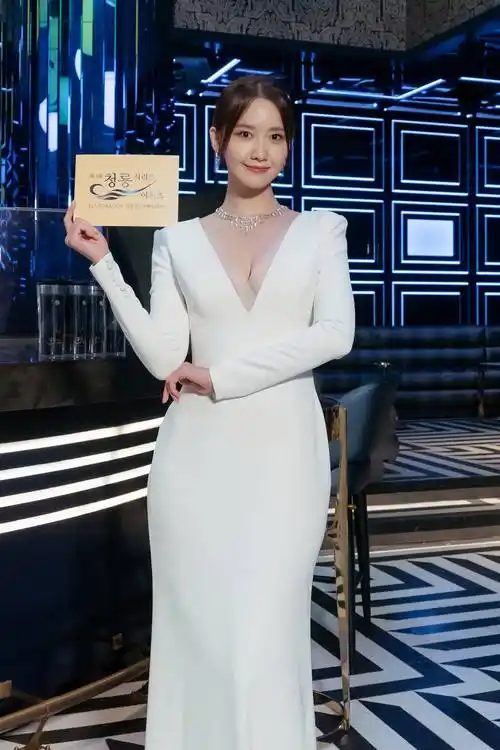 当天,林允儿身着白色礼服出现在红毯上,不仅吸引了众多观众的视线,还