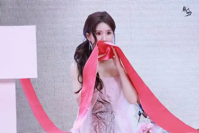 赵露思苏菲品牌代言人##赵露思抹胸高定