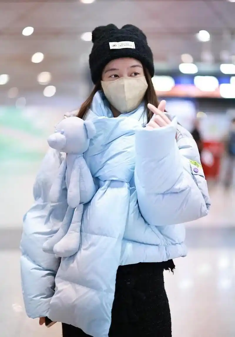 张雪迎机场街拍 蓝色羽绒服 毛线帽 valentino手袋休闲可爱