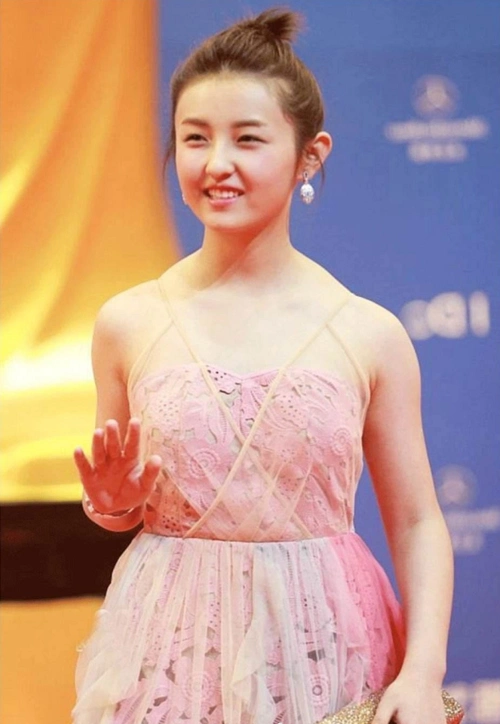 有种"整容"叫张子枫减肥,土气的背心穿出了高级感,身材管理太好了