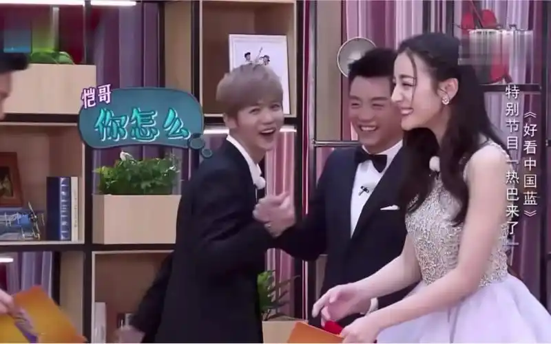 热巴鹿晗拥抱!两个小可爱手足无措,也太萌了吧!