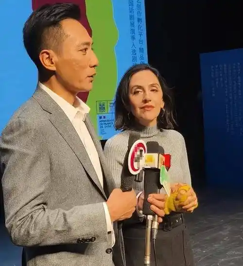 刘烨和老婆安娜合体出席活动,女方穿超短裙大秀纤细美腿_夫妻_感情