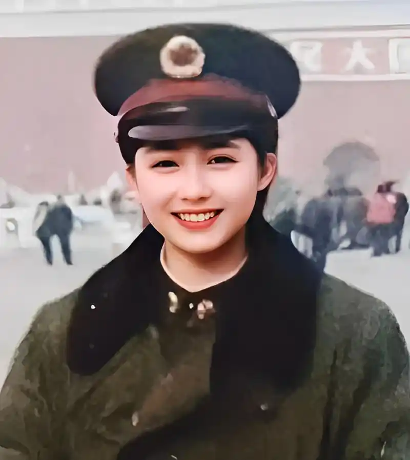 90年代在天安门广场的一张老照片,照片中这位女青年是一位女兵,她身穿