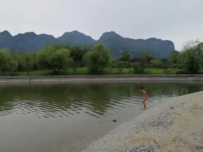 男孩在池塘里光屁股玩耍,让我想起幸福的童年.