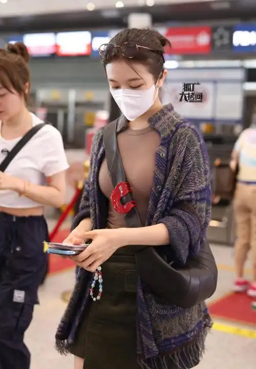 李兰迪现身北京机场引热议无惧高温披毛外套紧身衣服凸显身材