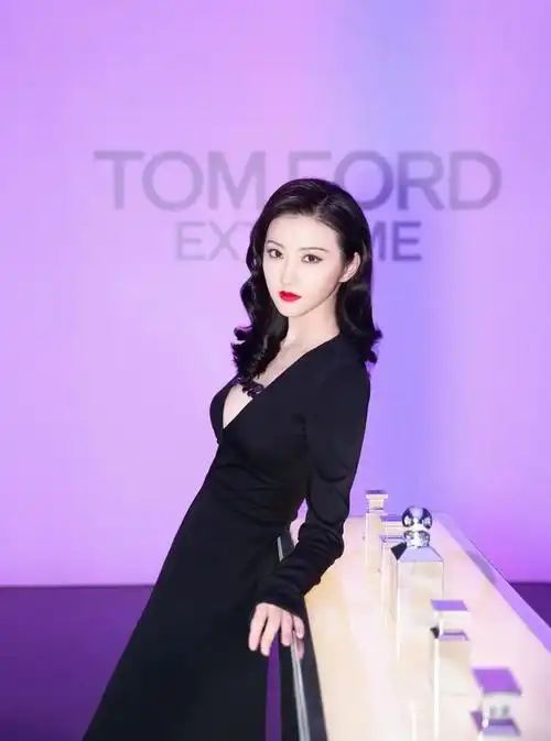 景甜又火了穿深v长裙秀身材锁骨和修长颈线让人为之倾倒