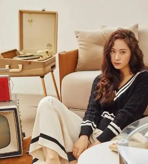 fx成员郑秀晶真会玩躺地拍大片很前卫完全没有偶像包袱