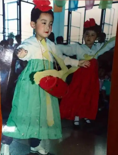 太低调了郑恺童年父母照曝光光看穿着和阵仗就知道不是一般人