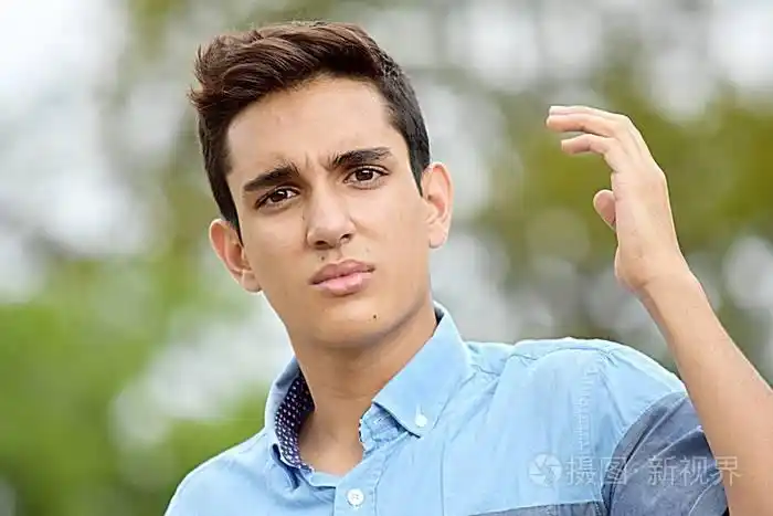 一个困惑的青少年男孩