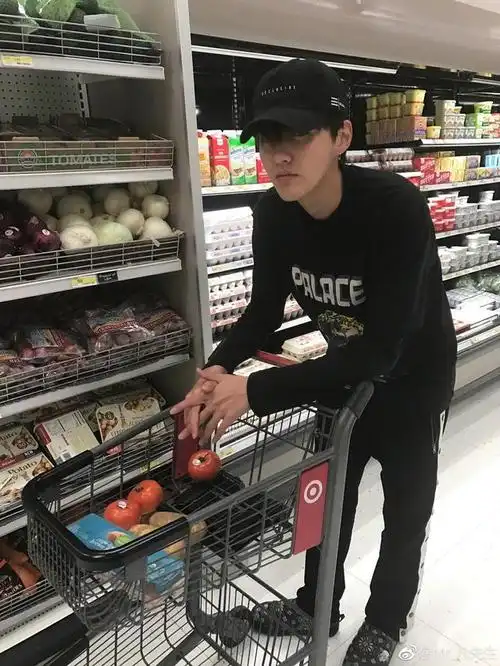 大厨上线!吴亦凡母亲节亲手为老妈做饭