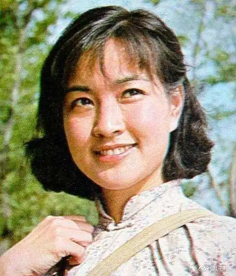 在电影《小花》中,刘晓庆饰演了一个村姑,虽然在剧中穿着土气,短发齐