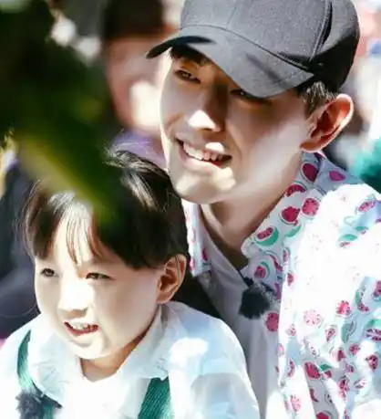 邓伦"闺女"晒近照,7岁已有小长腿,肤白貌美比仙女还仙_山竹_时候_节目