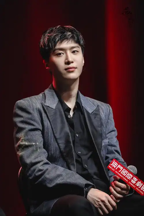 范丞丞金色挑染##范丞丞官宣澳门国际喜剧节