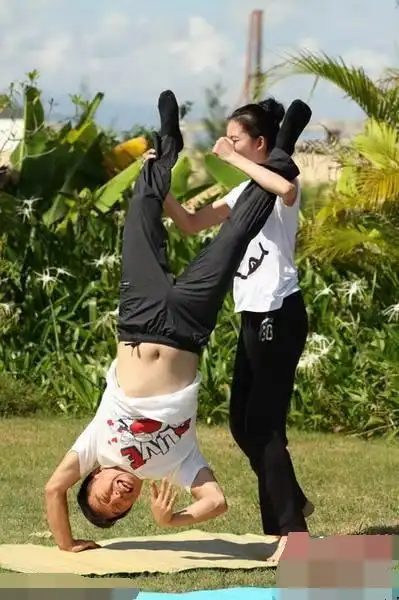 林志玲教黄渤做瑜伽,林志玲弯腰瞬间,黄渤表情引发网友热议!